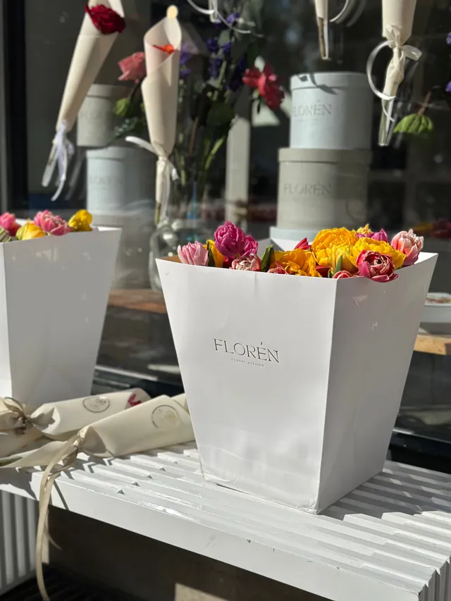 Tulipaner i Florén-poser i atelierets solbeskinnede vindue
